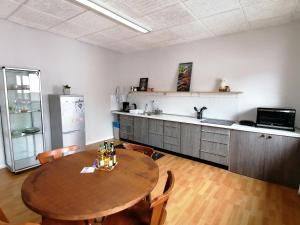 EmskirchenGeräumige Wohnung in zentraler Lage的厨房铺有木地板,配有木桌。