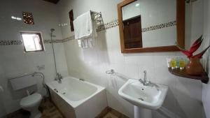Kibale Guest Cottages的一间浴室