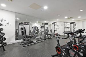 Modern, City Centre, Studio Apartment with FREE WIFI, GYM ACCESS, NETFLIX - West One的健身中心和/或健身设施