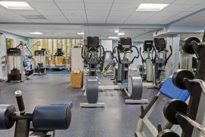 德尔雷比奇Opal Grand Oceanfront Resort & Spa的健身房设有许多有氧器材和器材