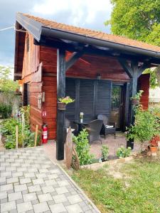 萨格勒布Hotel Guesthouse Stari Jasen的小木屋 - 带带桌子的庭院