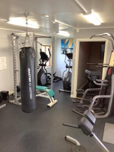 HebergCosy compact living with gym access.的一间健身房,里面装有吊在天花板上的冲压袋