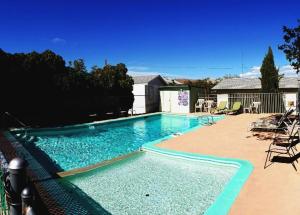 比蒂艾尔波特汽车旅馆 的庭院里的一个蓝色海水游泳池