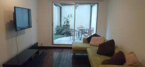 基多1430 Luxury Suite Edificio Avadell- Bellavista-Quito的带沙发、电视和桌子的客厅