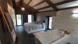 拉赫A Casa de Costa的卧室配有床和浴缸