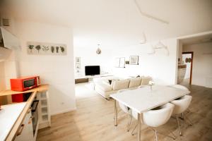锡格堡bonquartier - groß & stylisch - zentral & komfortabel的白色的客厅配有桌椅