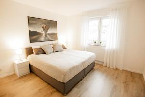 锡格堡bonquartier - groß & stylisch - zentral & komfortabel的一间卧室配有一张壁画床