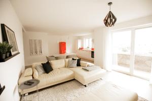 锡格堡bonquartier - groß & stylisch - zentral & komfortabel的客厅配有白色沙发和大窗户