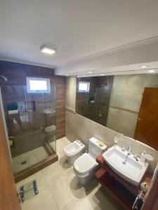 圣达菲Excelente Departamento a 10 cuadras de Bv的浴室配有卫生间、盥洗盆和淋浴。