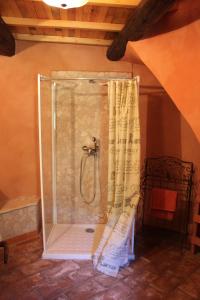奥伯河畔的科伦比埃尔城堡酒店的一间浴室