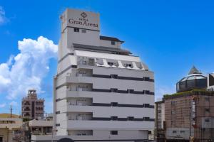 冲绳岛市HOTEL Gran Arenaホテルグランアリーナ的白色的建筑,上面有标志