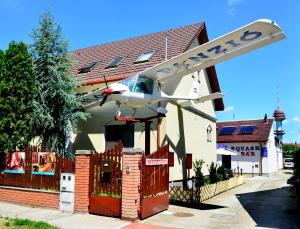 塞格德皮洛塔旅馆的假飞机挂在房子里