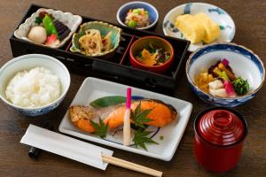 京都京都东山庄的一张桌子,上面放着一盘食物和一碗食物