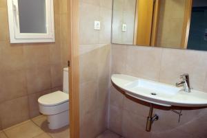 莱里达戈雅酒店的一间带水槽和卫生间的浴室