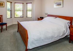 塔南达Lochnagar Barossa的卧室设有白色大床和窗户。