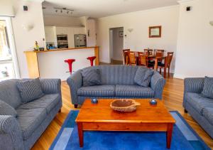 塔南达Lochnagar Barossa的客厅配有两张沙发和一张咖啡桌