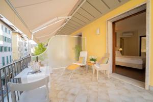 佛罗伦萨德拉斯吉诺日艾酒店的阳台享有卧室的景致。