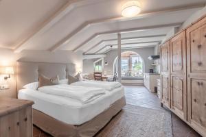 索普拉布扎诺Villa Gloria的一间带白色大床的卧室和一间厨房