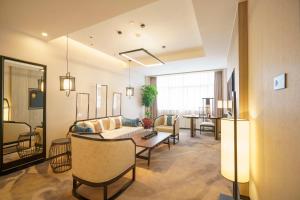 广州广州白云宾馆的客厅配有沙发和桌子