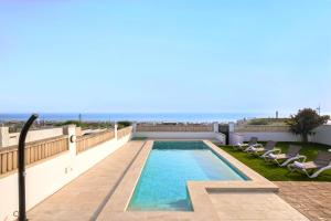奇克拉纳－德拉弗龙特拉Genteel Home Mirador de La Barrosa的屋顶上的游泳池
