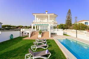 奇克拉纳－德拉弗龙特拉Genteel Home Mirador de La Barrosa的一座带游泳池和房子的别墅