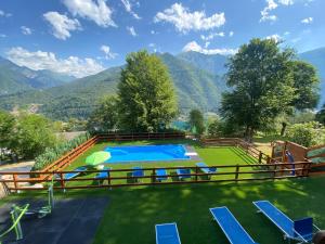 皮耶韦迪莱德罗Le Terrazze sul Lago - Ledro House的一座室外游泳池,其背景为山脉