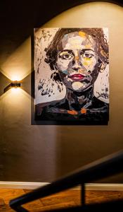 奥斯纳布吕克罗曼蒂克瓦哈拉酒店的墙上一幅女人的画