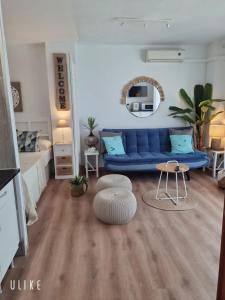 福恩吉罗拉Apartment Fuengirola Carvajal beach front Málaga Spain的客厅配有蓝色的沙发和桌子