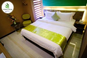 麦克坦Vivien's Hotel的一间卧室配有一张带黄色毯子的大床