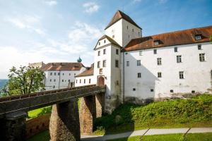 帕绍HI Hostel Jugendherberge Passau的河上桥梁上的城堡