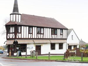 韦斯特勒姆面包店餐厅住宿加早餐旅馆的一座黑白的建筑,塔楼