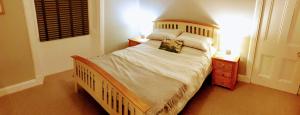克雷尔Harbour Lights - Spectacular Sea Views的卧室配有一张带白色床单和枕头的大床。