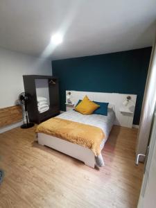 拉奥罗塔瓦Casa La Cañada的一间卧室设有一张床和蓝色的墙壁