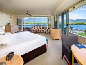 凯恩斯铂尔曼礁滩酒店赌场的一间卧室配有一张大床,享有水景