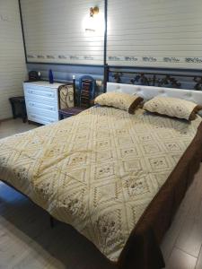 DilyatynБердо-Хауз的卧室内的一张大床,配有梳妆台