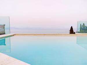 贝尼蔡斯Sea & Cliff Luxury Suites的海景游泳池