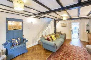 赫尔姆斯利Host & Stay - Willow Cottage的带沙发和楼梯的客厅