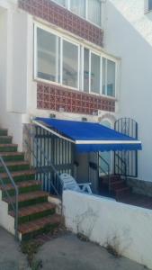 罗萨斯Roses, Puig Rom的建筑物一侧的蓝色遮阳篷
