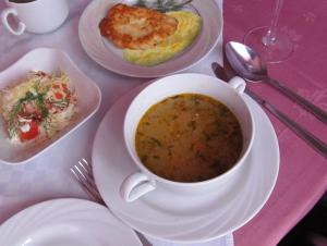 维捷布斯克Hotel Vetraz的餐桌,带汤和盘子的桌子