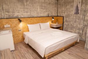 台南台南府城窝旅的卧室配有白色大床和水槽