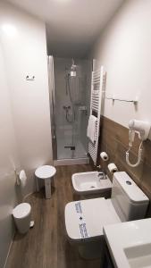 Puebla de Sancho Pérez拉波索巴尔内阿里奥酒店的浴室配有卫生间水槽和淋浴。