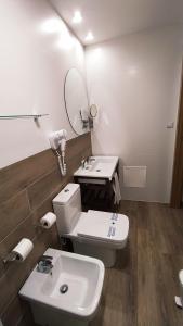 Puebla de Sancho Pérez拉波索巴尔内阿里奥酒店的浴室配有白色卫生间和盥洗盆。