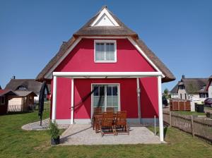 齐罗Dat Papenboerger Hus的前面有椅子的红色房子