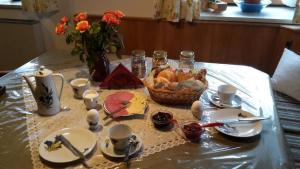 RottauGästehaus Frankl的一张桌子,上面放着一碗水果和一篮鸡蛋