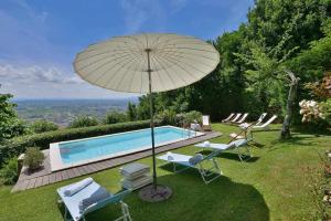 Villa la Moresca Relais de Charme B&B Adults only内部或周边的泳池
