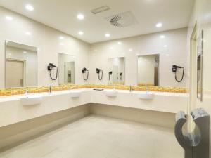 雪邦萨玛萨玛KLIA2快捷酒店（航空中转酒店） 的浴室设有3个水槽和3面镜子