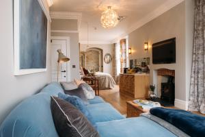圣艾夫斯Host St Ives的客厅配有蓝色的沙发和电视