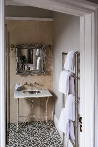圣艾夫斯Host St Ives的一间带水槽和镜子的浴室