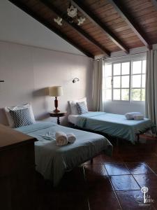 蓬他达维托亚Casa da Edite的客房设有两张床和窗户。
