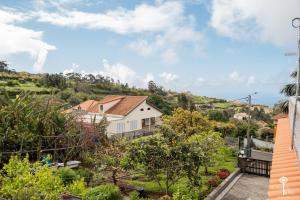 蓬他达维托亚Casa da Edite的房屋的阳台享有风景。